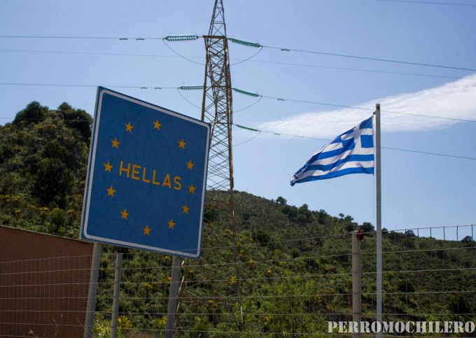 Perromochilero frontera grecia